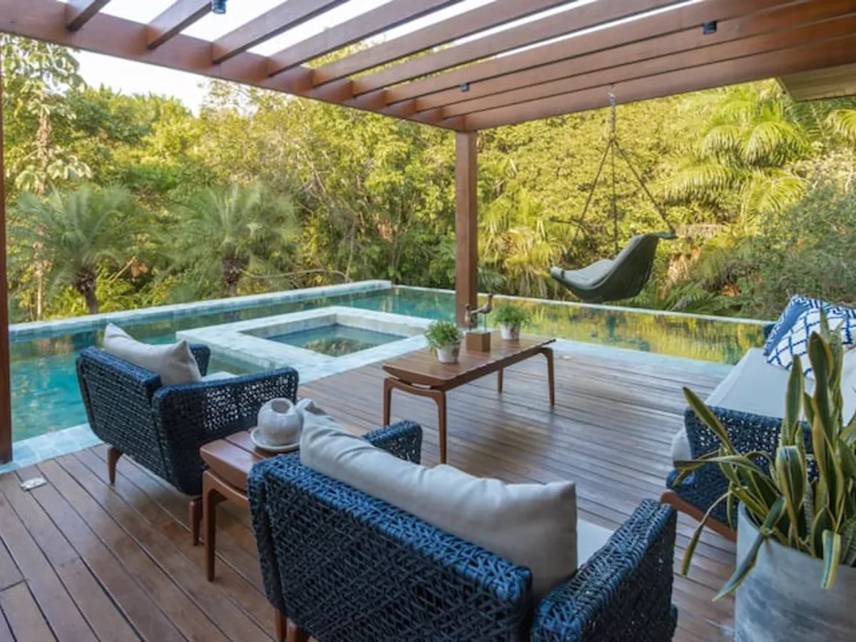 Deck com borda infinita sobre a mata na Vila Beija Flor, em Praia do Forte
